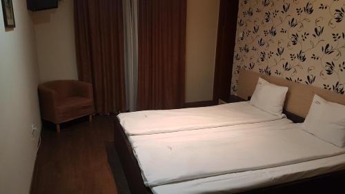 Ένα ή περισσότερα κρεβάτια σε δωμάτιο στο Pensiunea Larysse