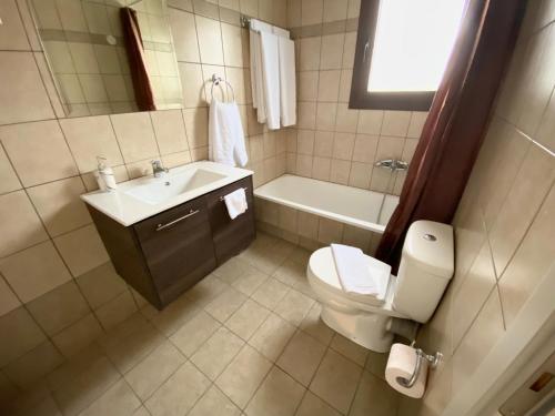 Koupelna v ubytování Lithos Villas