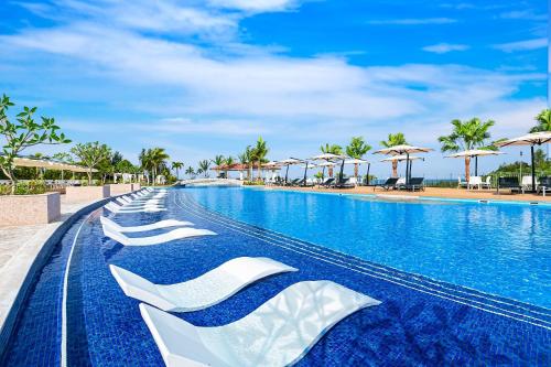 einen Pool im Resort in der Unterkunft Oriental Hotel Okinawa Resort & Spa in Nago