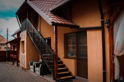 ein Gebäude mit einer Seitentreppe in der Unterkunft Casa EMY in Praid