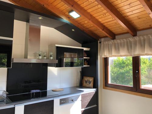 una cocina con encimeras en blanco y negro y una ventana en Pedra Moura Casa Rural en Gondomar