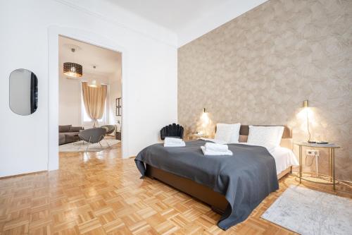 ブダペストにあるBpR Swan apartment near the Buda Castleのベッドルーム(大型ベッド1台付)、リビングルームが備わります。