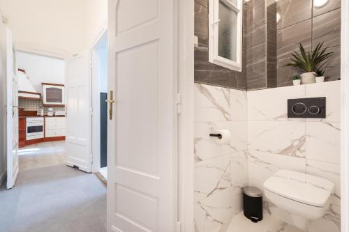 Koupelna v ubytování BpR Swan apartment near the Buda Castle