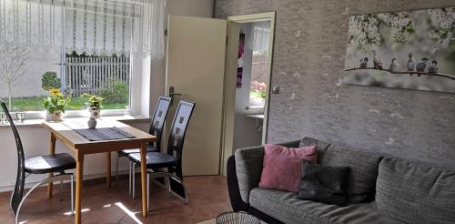 sala de estar con mesa y sofá en Ferienhaus Diana im Harz, en Pansfelde