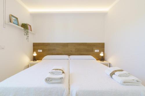 1 dormitorio con 1 cama blanca grande y 2 toallas en Serrano Country House Heated Pool, en Estación