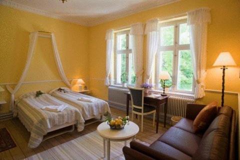 En eller flere senge i et værelse på Liselund Ny Slot Hotel