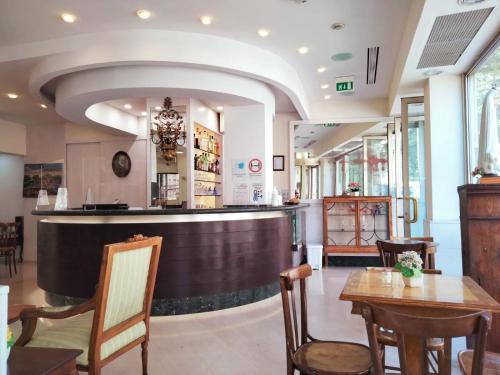 un bar dans un restaurant avec des tables et des chaises dans l'établissement HOTEL PACE, à San Giovanni Rotondo