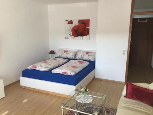 ein Schlafzimmer mit einem blauen und weißen Bett in einem Zimmer in der Unterkunft 1Z.FeWo 236 barbo Schwimmbad,Sauna,Fitness in Schönwald
