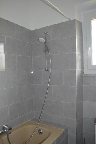 La salle de bains est pourvue d'une douche et d'une baignoire. dans l'établissement Villa à Golfe Juan, à Vallauris