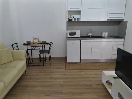 Η κουζίνα ή μικρή κουζίνα στο My Home - Entire house in the center of Tirana