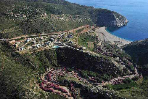 een luchtzicht op een berg met een weg en een strand bij Aegea Blue Cycladic Resort in Zorgos 