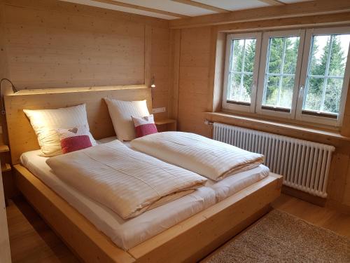 duże łóżko w pokoju z 2 poduszkami w obiekcie Ferienwohnung Waldrauschen in der Höhenpension Glashütte w mieście Bonndorf im Schwarzwald