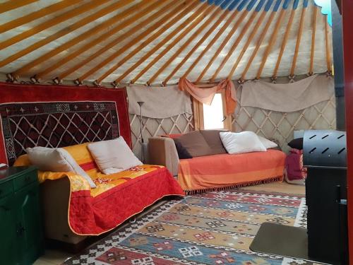 um quarto com duas camas numa tenda em Jurta az erdő mellett dézsával-KERESZ-TANYA em Pilisszentkereszt