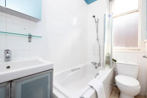 Gallery image of ALTIDO Gorgeous 1-bed flat with a shared garden in Edinburgh