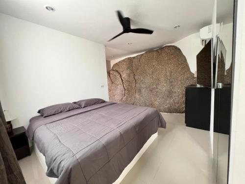 una camera con letto e ventilatore a soffitto di Tantris apartment a Lamai Beach