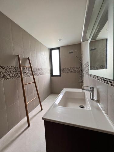 bagno con lavandino e specchio di Tantris apartment a Lamai Beach