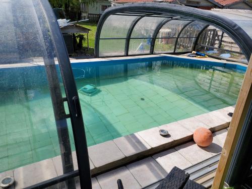 - une piscine dans un dôme dans l'établissement Mobil home chez l habitants, à Saint-Jean-de-Monts