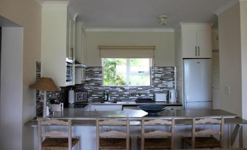 cocina con fregadero y encimera en L4 Goose Valley Golf Estate, en Plettenberg Bay
