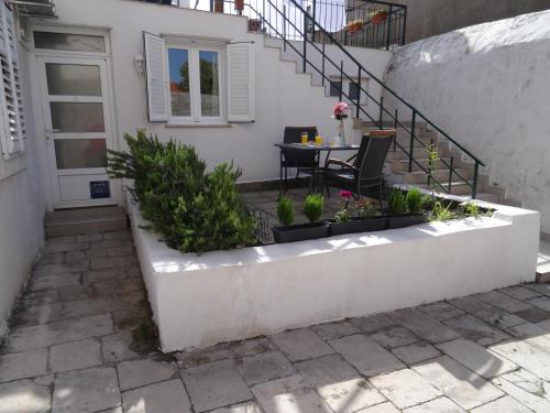 een kleine tuin aan de zijkant van een huis bij Apartments Only in Dubrovnik