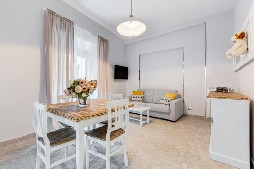 TREVI FOUNTAIN - SHABBY - RomeDreamHome