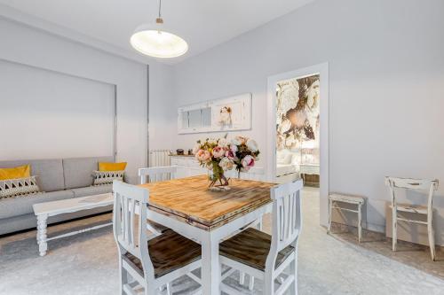 TREVI FOUNTAIN - SHABBY - RomeDreamHome