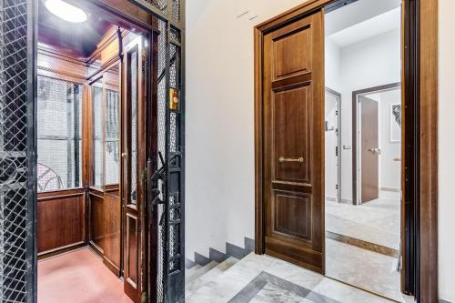 TREVI FOUNTAIN - SHABBY - RomeDreamHome
