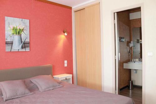 Giường trong phòng chung tại Hôtel et Restaurant Le Manoir - Echangeur A7-A9 - 24h-24h