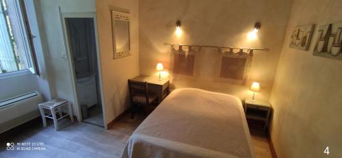 Giường trong phòng chung tại Hôtel et Restaurant Le Manoir - Echangeur A7-A9 - 24h-24h