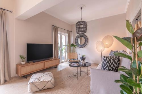 Minimal Retreat w/ Watercoloured Sunset View