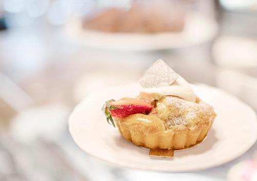 Viking Line ferry Gabriella - One-way journey from Stockholm to Helsinki في ستوكهولم: معجنات على طبق عليها حبة فراولة