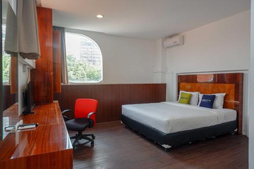 Een bed of bedden in een kamer bij Urbanview Hotel Artama Simpang Lima by RedDoorz