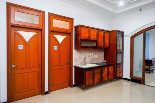 Kuchyň nebo kuchyňský kout v ubytování Urbanview Hotel Artama Simpang Lima by RedDoorz