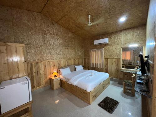 Giường trong phòng chung tại santanas wooden cottages