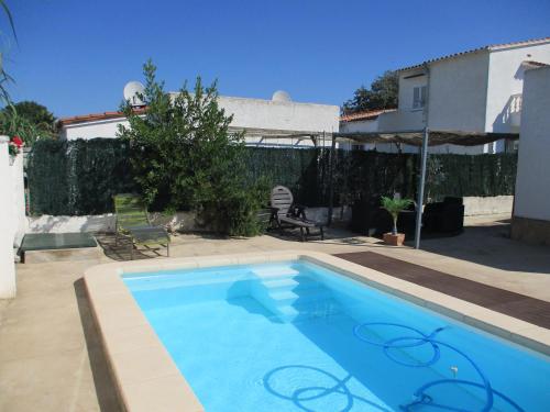 una piscina en el patio trasero de una casa en Casa con piscina privada en barrio tranquilo, en Castelló d'Empúries