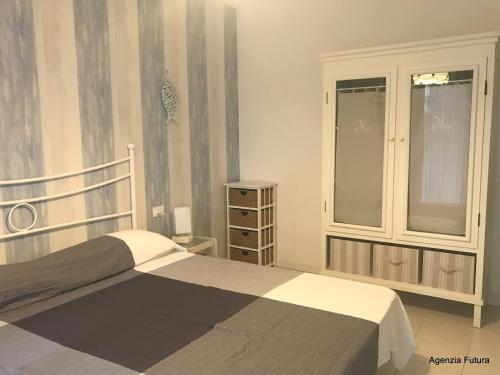 a bedroom with a bed and a window at Residence Mirage in Grado