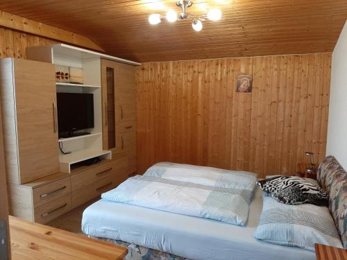 A bed or beds in a room at Ferienwohnung Kuenzer Alm