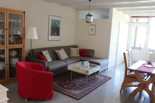 ein Wohnzimmer mit einem Sofa und einem Tisch in der Unterkunft Ferienappartements Marina Wendtorf an der Ostsee in Wendtorf