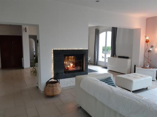 un salon avec un canapé et une cheminée dans l'établissement Villa l'Edenca, à Auriol