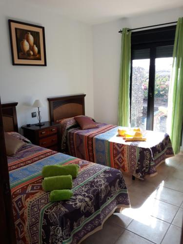 En eller flere senge i et værelse på Casa Lar - Chalet con piscina