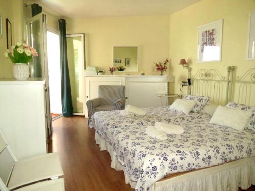 1 dormitorio con 1 cama y 1 silla en APARTAMENTO TORRESOL NSF12 , TORRECILLA, NERJA, en Nerja