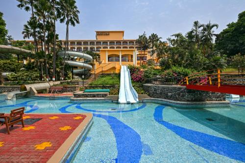 Bazén v ubytování Fariyas Resort Lonavala nebo v jeho okolí
