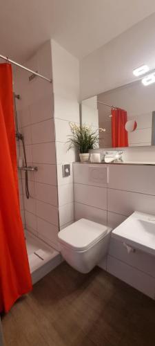 bagno bianco con servizi igienici e lavandino di Hotel Deichgraf a Cuxhaven