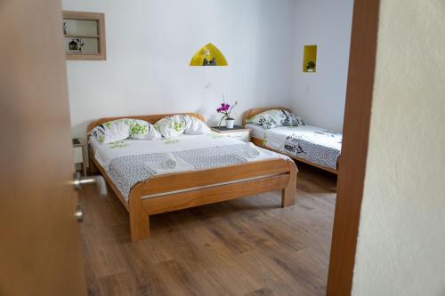 1 dormitorio con 2 camas en una habitación en Apartments Uno, en Mostar