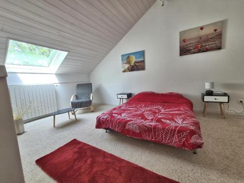 1 dormitorio con cama roja y ventana en Villa de l'Eculaz, en Reignier