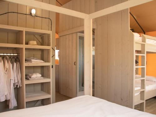 Poschodová posteľ alebo postele v izbe v ubytovaní Camping Colombres