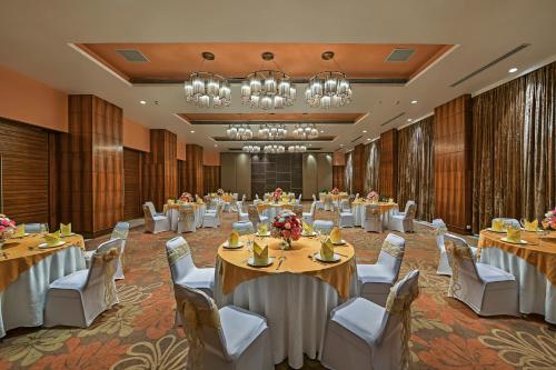 Restaurace v ubytování Fariyas Resort Lonavala