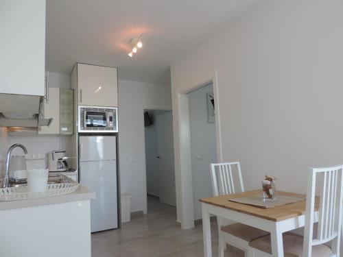 Los Gracioseros 211 - 2 Beds - 1st Floor - Air-Con - UK TV ...