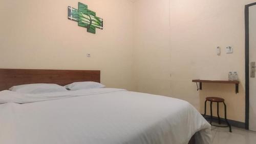 Una cama o camas en una habitación de RedDoorz @ Merauke City Center