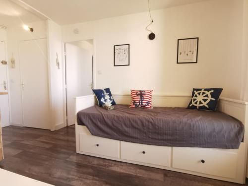 une chambre avec un grand lit avec des oreillers dessus dans l'établissement Le Carlton - Superbe Appartement - Accès direct plage - Terrasse Vue mer, à Leucate