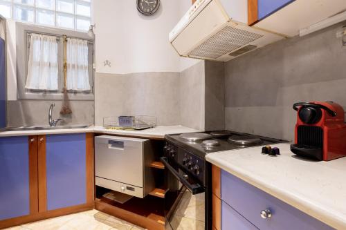 Ideal 4 bdr Apartment in Plaka for 10!